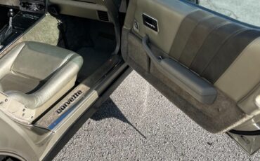 Chevrolet-Corvette-1982-Coupe-7