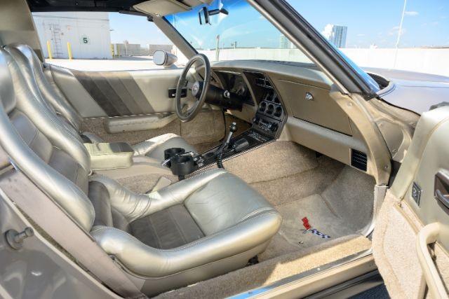 Chevrolet-Corvette-1982-Coupe-9