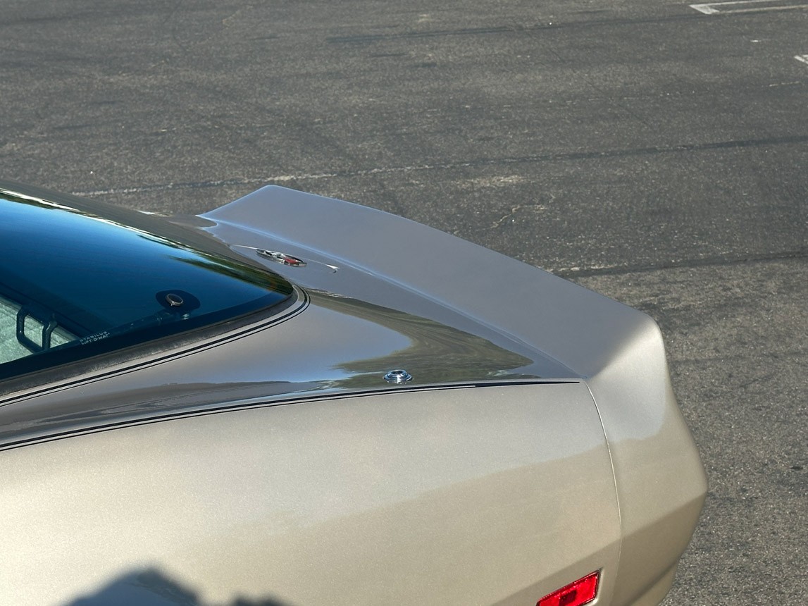 Chevrolet-Corvette-1982-Coupe-9