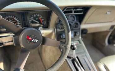 Chevrolet-Corvette-1982-Coupe-9