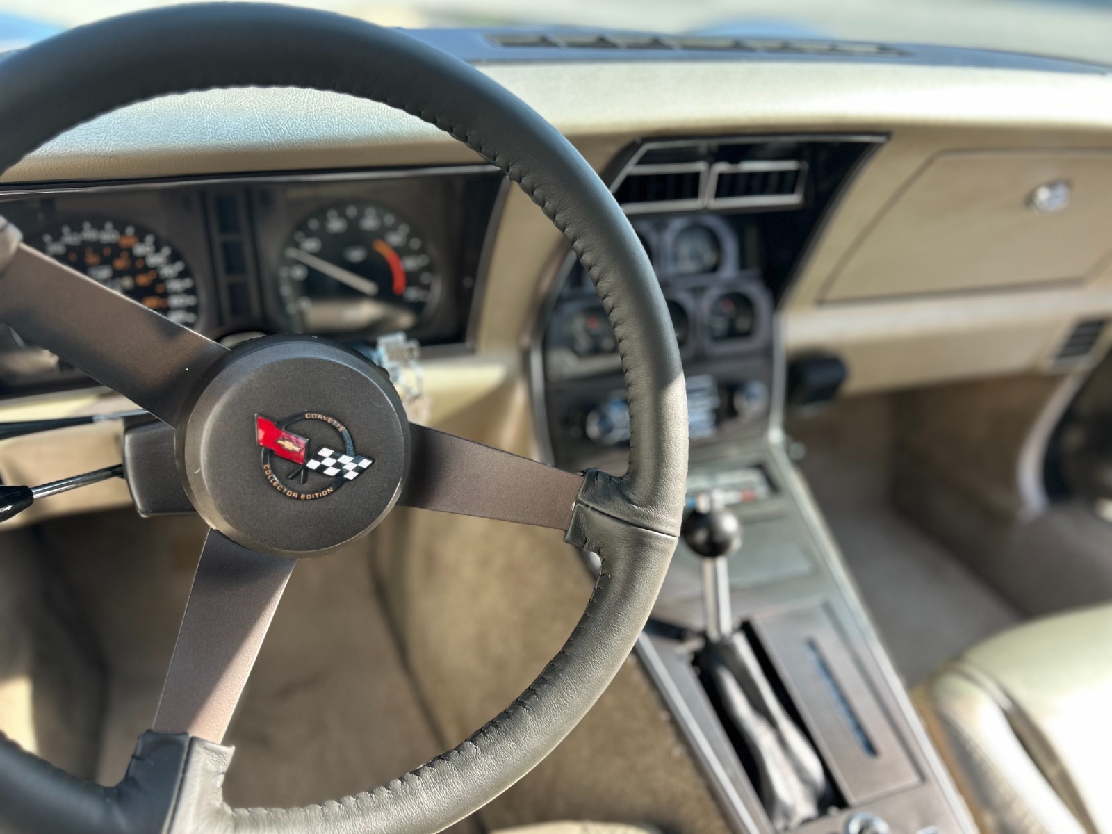 Chevrolet-Corvette-1982-Coupe-9