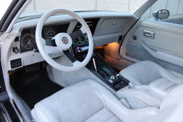 Chevrolet-Corvette-1982-Silver-Gray-37