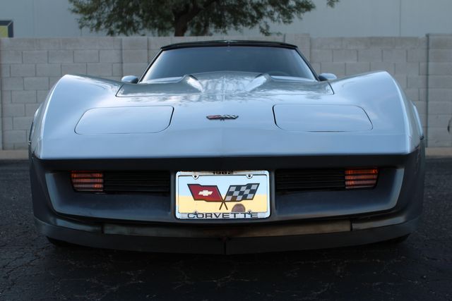 Chevrolet-Corvette-1982-Silver-Gray-4