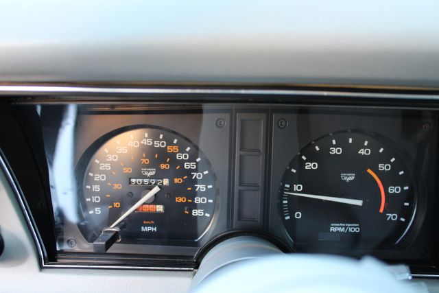 Chevrolet-Corvette-1982-Silver-Gray-40