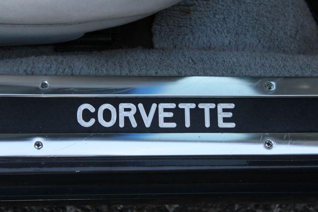 Chevrolet-Corvette-1982-Silver-Gray-9