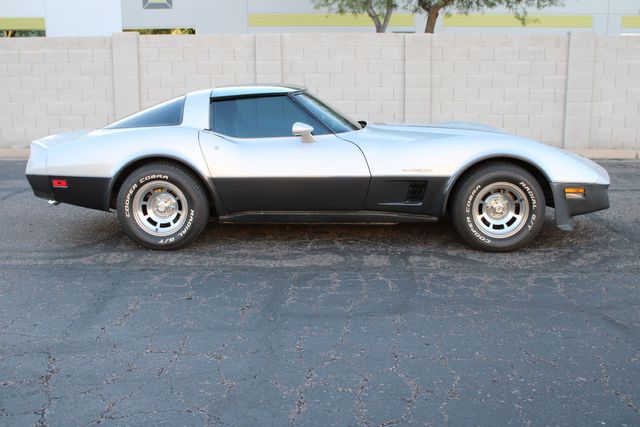 Chevrolet-Corvette-1982-Silver-Gray