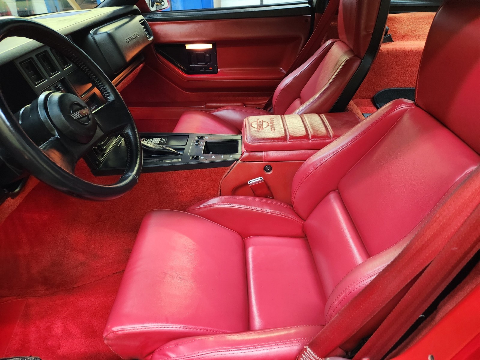 Chevrolet-Corvette-1986-Hatchback-10