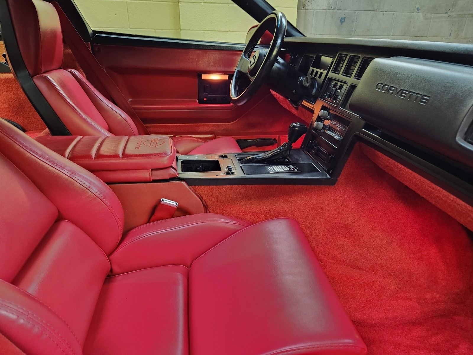 Chevrolet-Corvette-1986-Hatchback-12