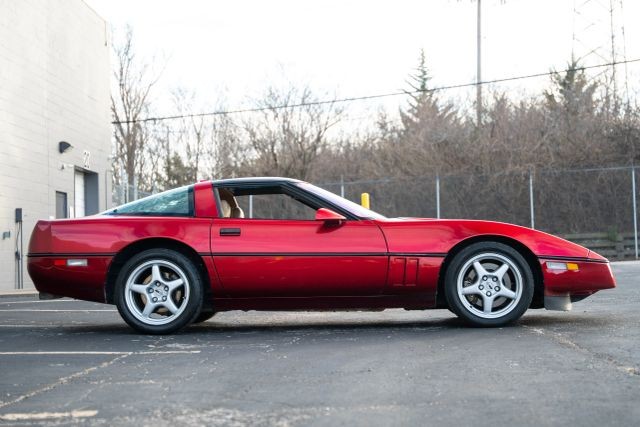 Chevrolet-Corvette-1990-Hatchback-3
