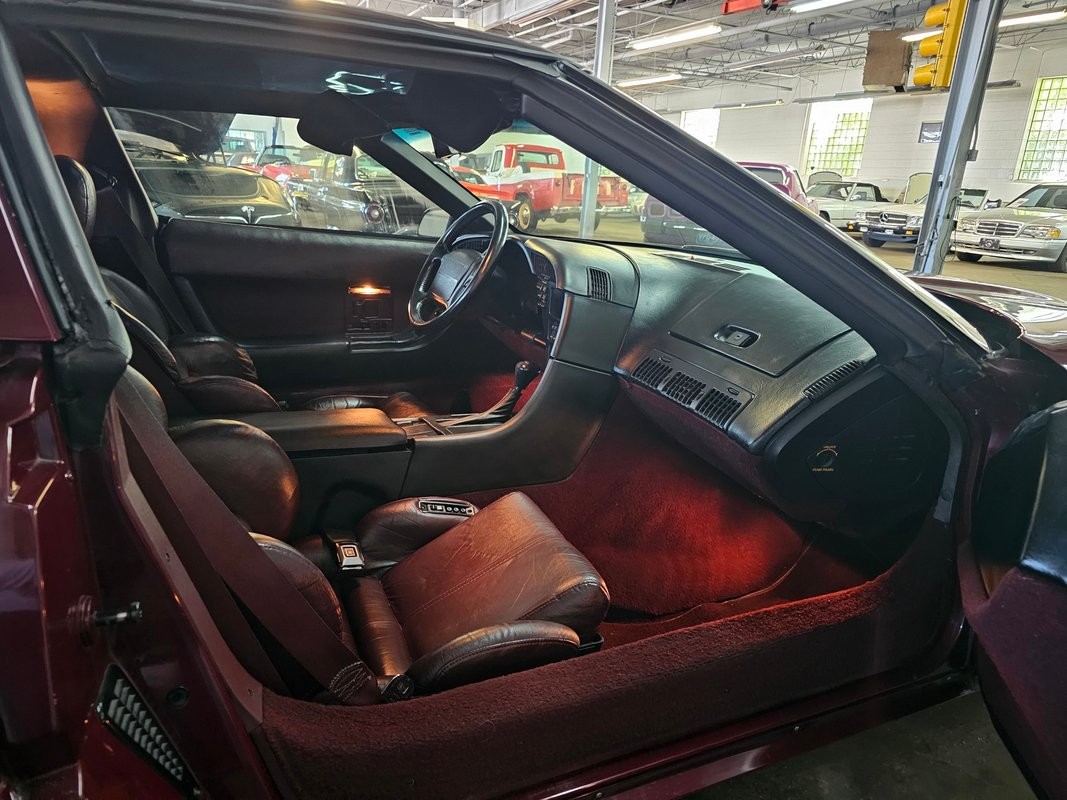 Chevrolet-Corvette-1993-Hatchback-18