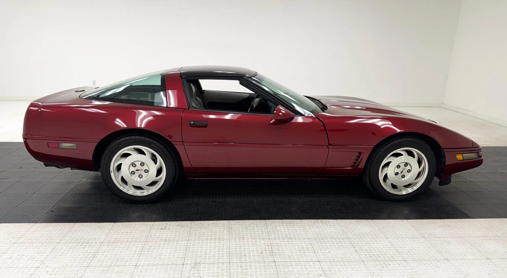Chevrolet-Corvette-1995-Dark-Red-Metallic-Light-Gray-3