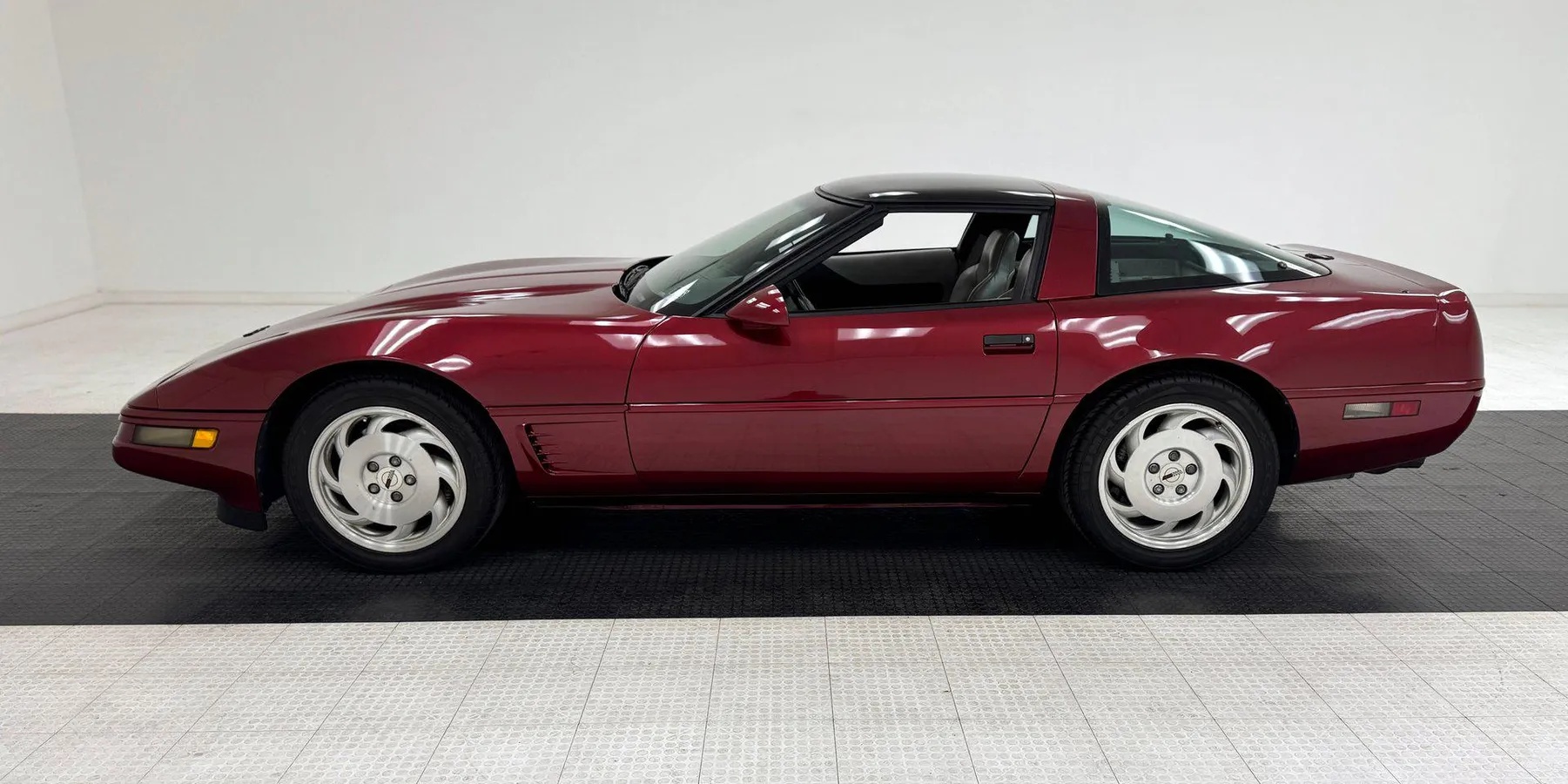 Chevrolet-Corvette-1995-Dark-Red-Metallic-Light-Gray-7
