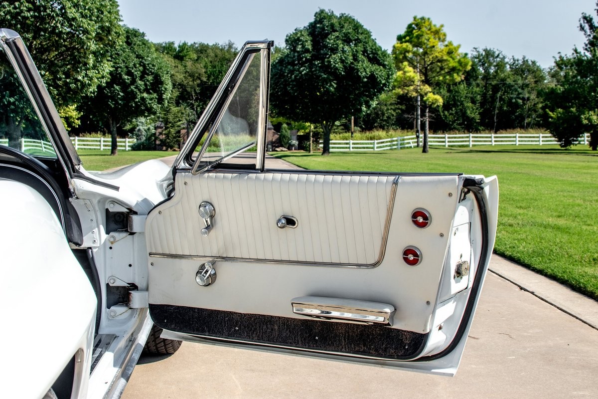 Chevrolet-Corvette-Convertible-4-spd-1964-Convertible-28