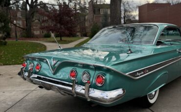 Chevrolet-Impala-1961-3
