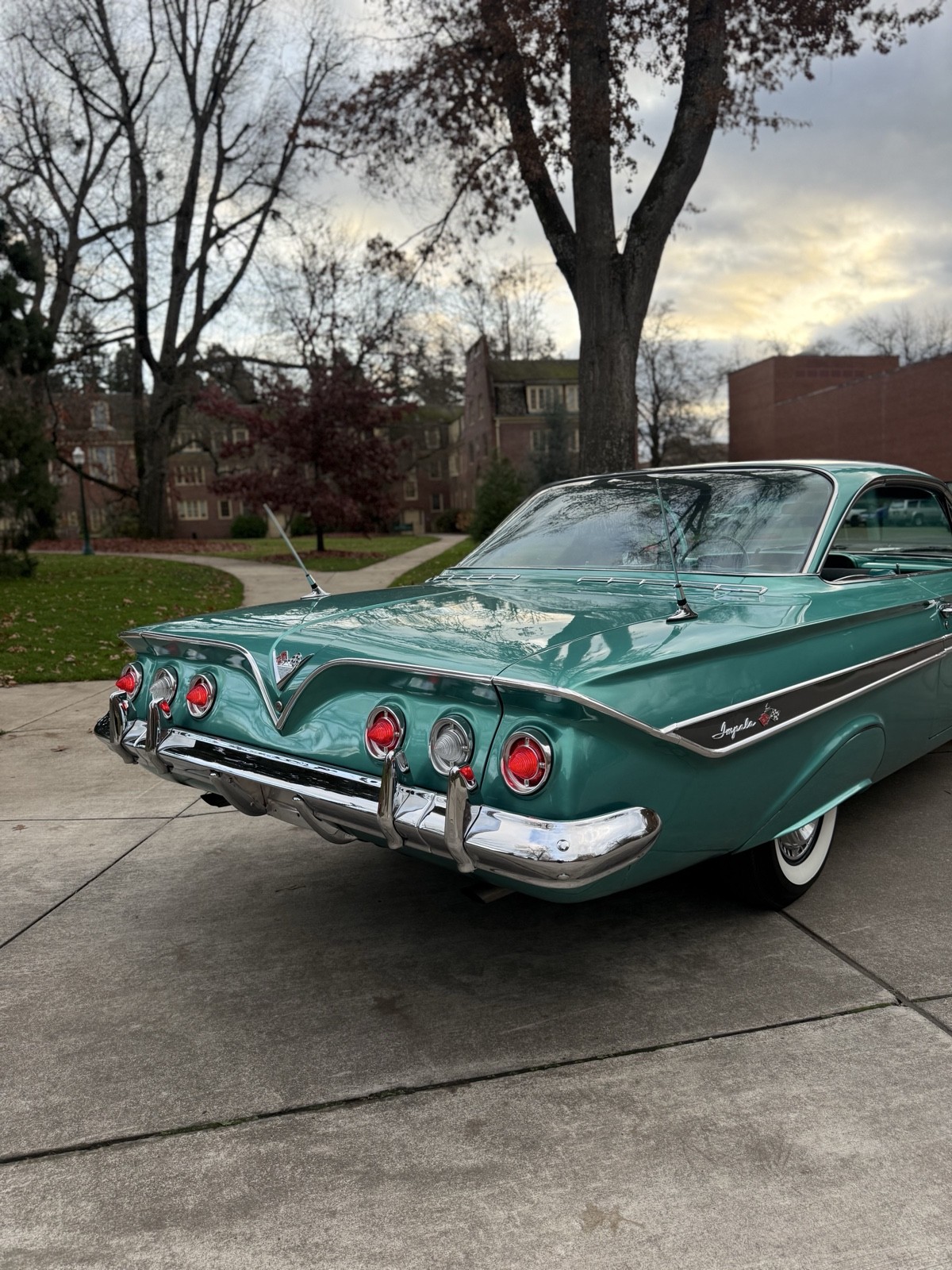 Chevrolet-Impala-1961-3