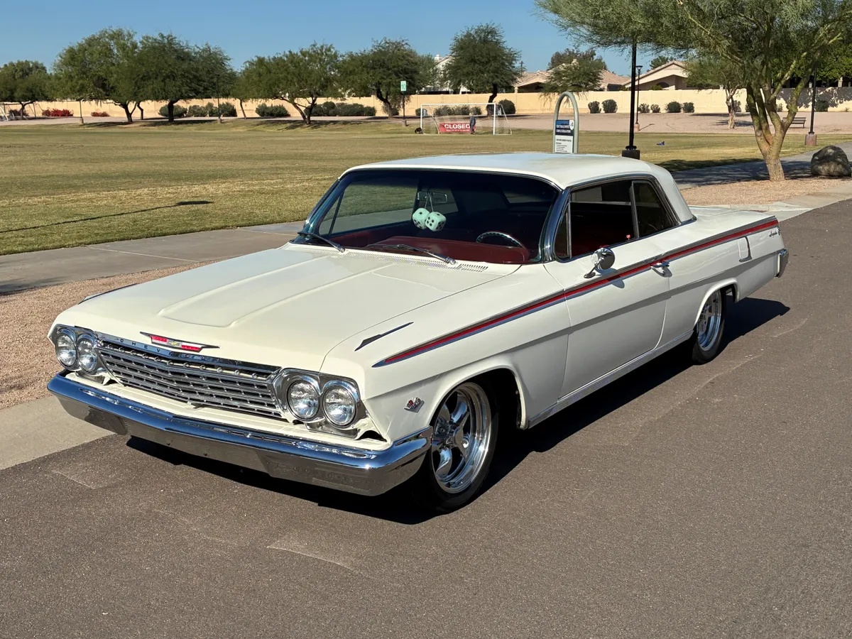Chevrolet-Impala-1962-White-Red-1