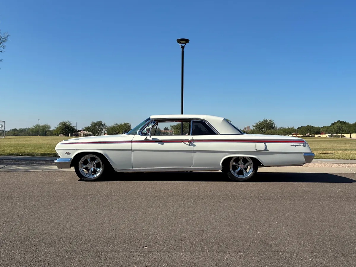 Chevrolet-Impala-1962-White-Red-2