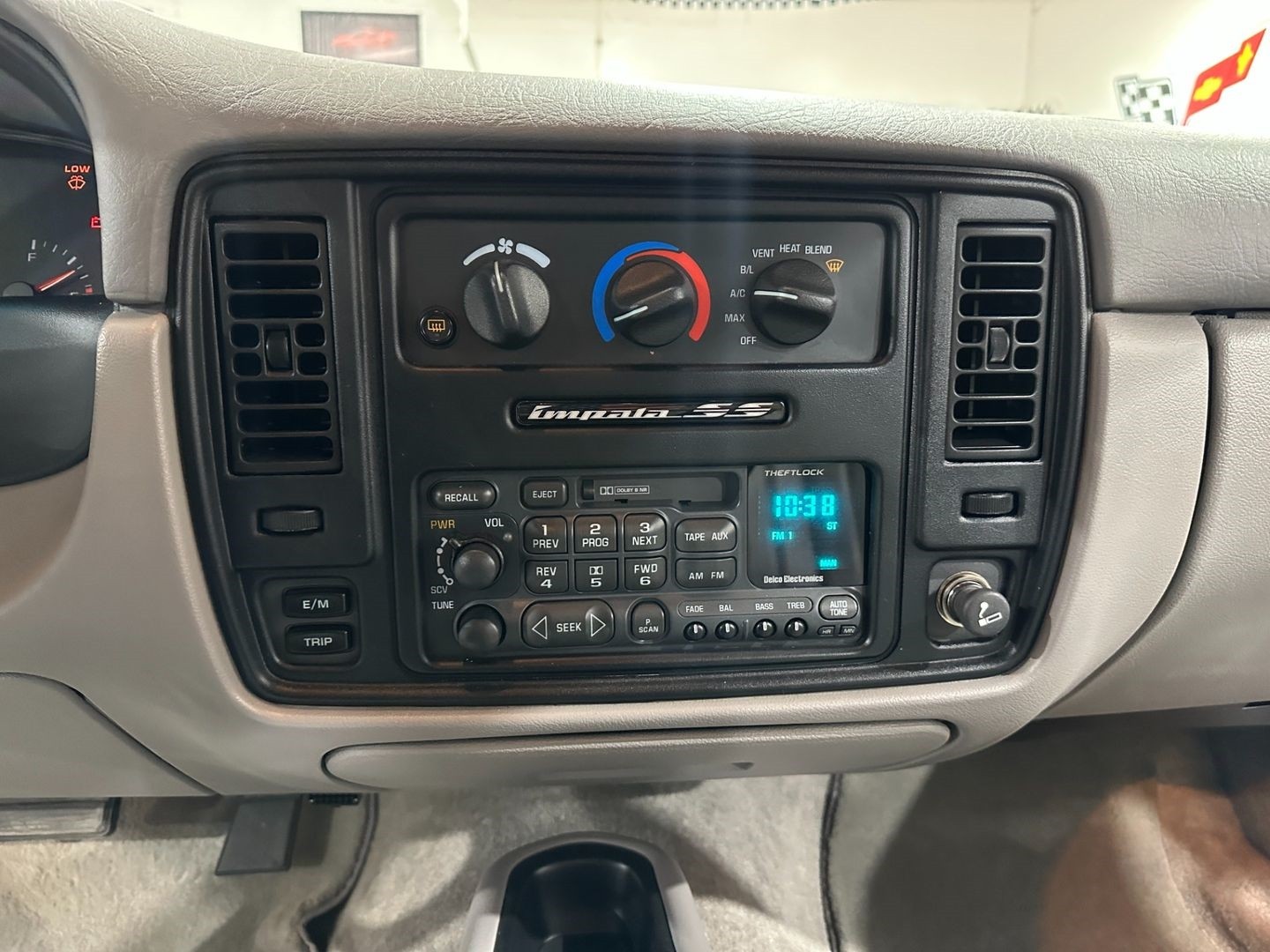 Chevrolet-Impala-1996-Sedan-14