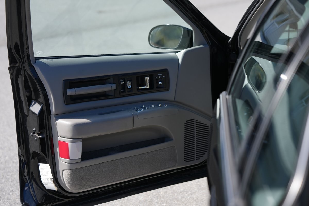 Chevrolet-Impala-1996-Sedan-32