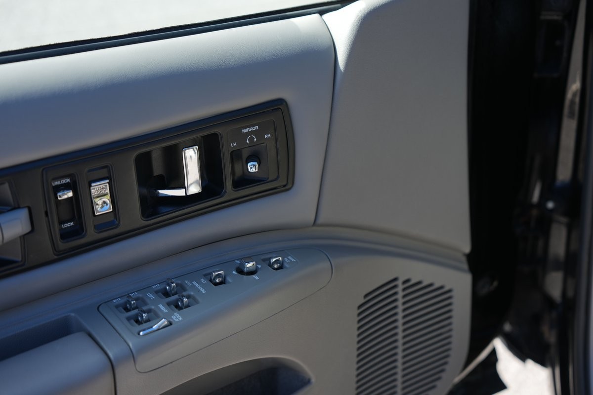 Chevrolet-Impala-1996-Sedan-33