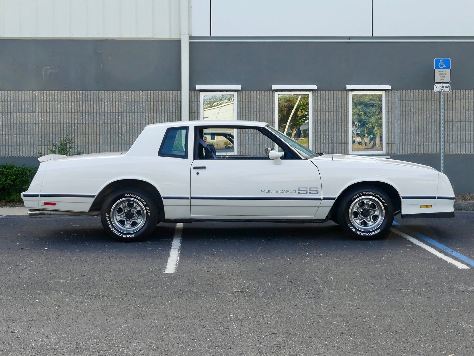 Chevrolet-Monte-Carlo-1984-Coupe-2
