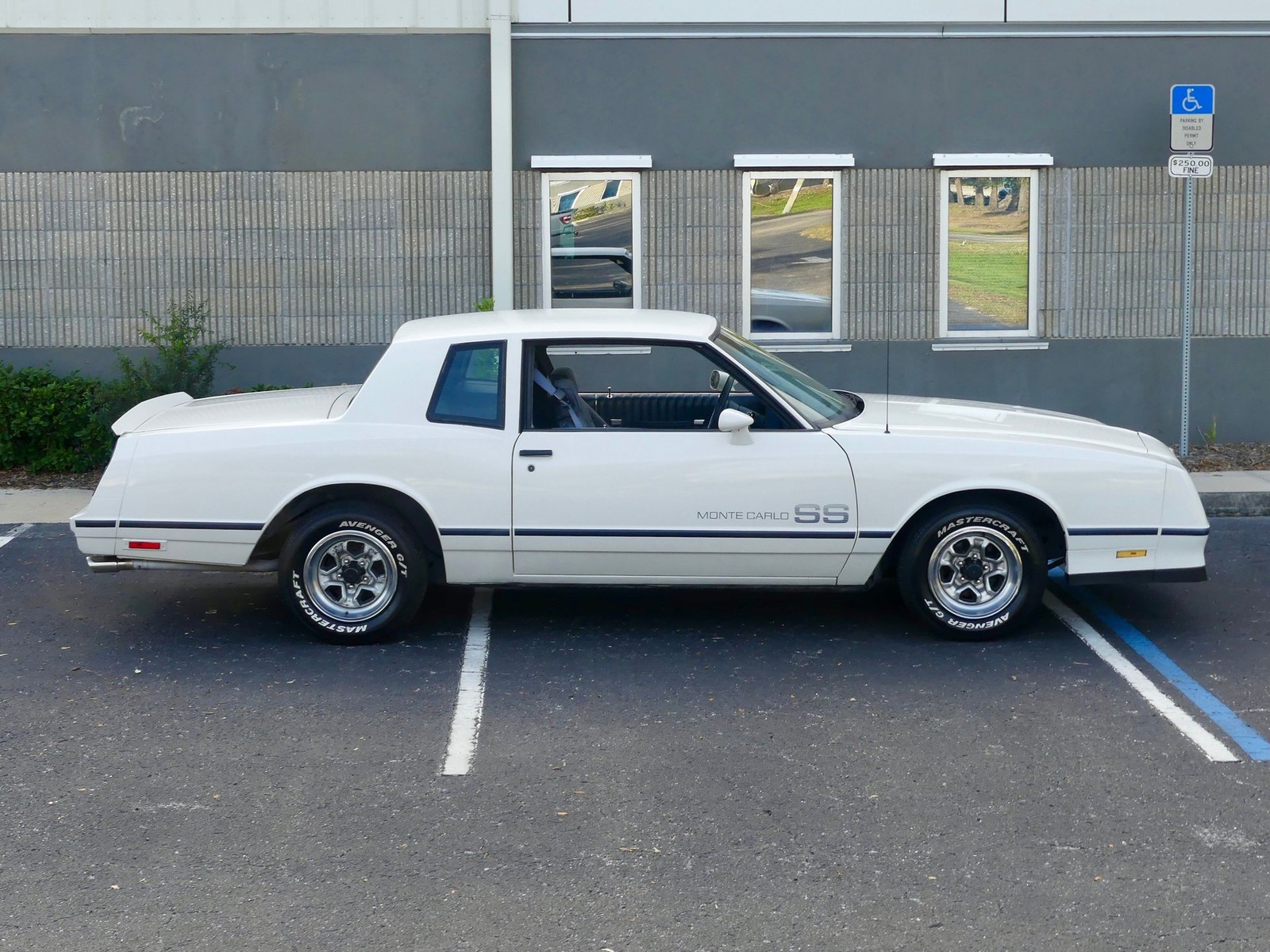 Chevrolet-Monte-Carlo-1984-Coupe-22