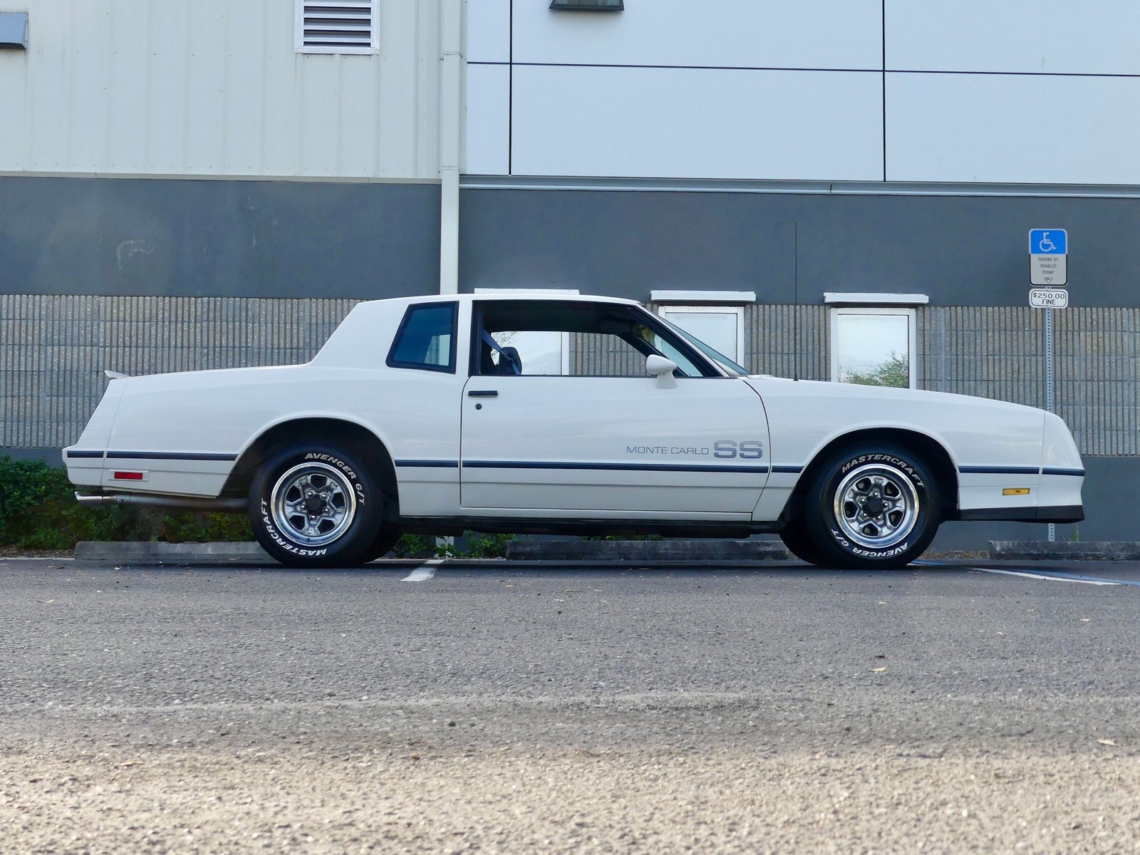 Chevrolet-Monte-Carlo-1984-Coupe-23