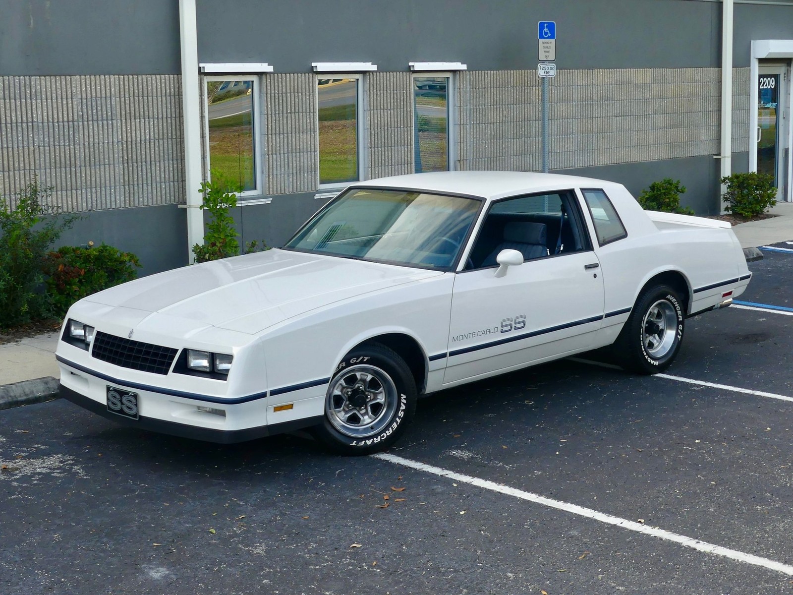 Chevrolet-Monte-Carlo-1984-Coupe-8