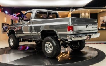 Chevrolet-Silverado-1987-Gray-Metallic-Red-1