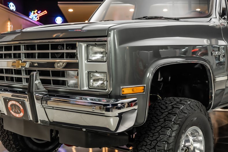 Chevrolet-Silverado-1987-Gray-Metallic-Red-11