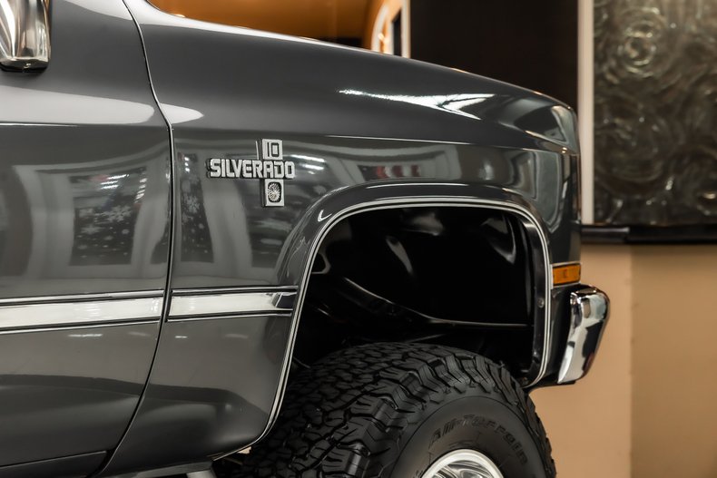 Chevrolet-Silverado-1987-Gray-Metallic-Red-17