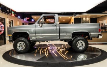 Chevrolet-Silverado-1987-Gray-Metallic-Red-2