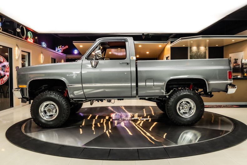Chevrolet-Silverado-1987-Gray-Metallic-Red-2