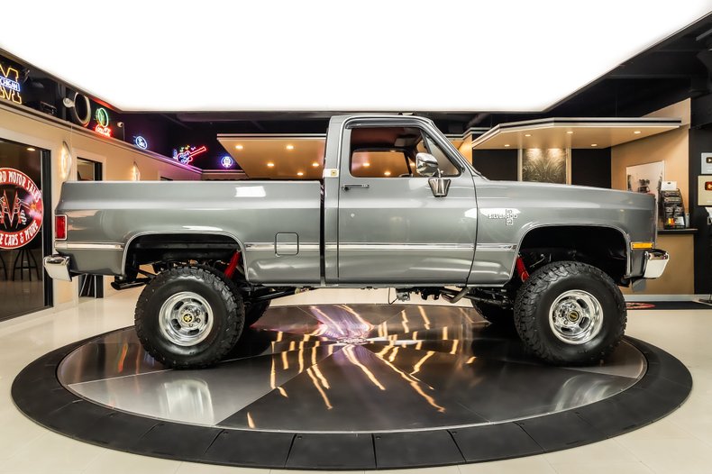 Chevrolet-Silverado-1987-Gray-Metallic-Red-23