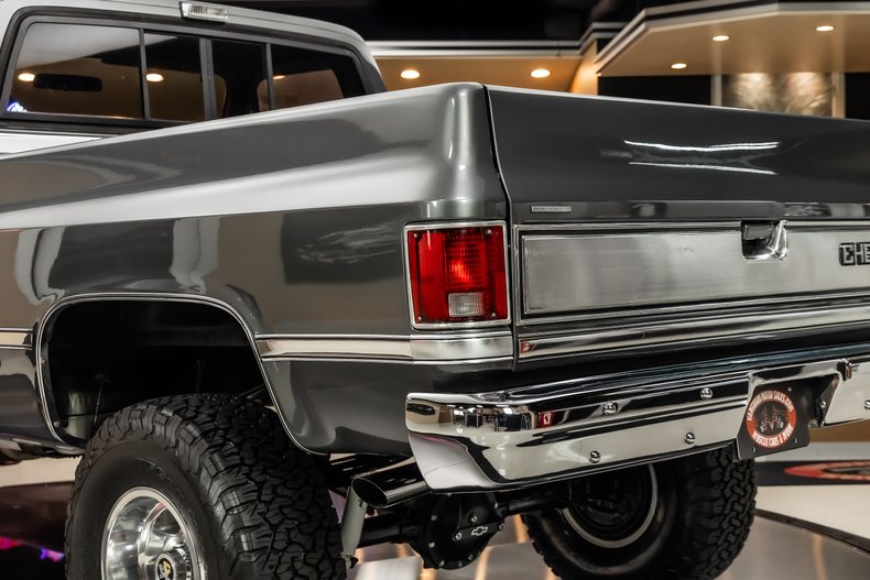 Chevrolet-Silverado-1987-Gray-Metallic-Red-29