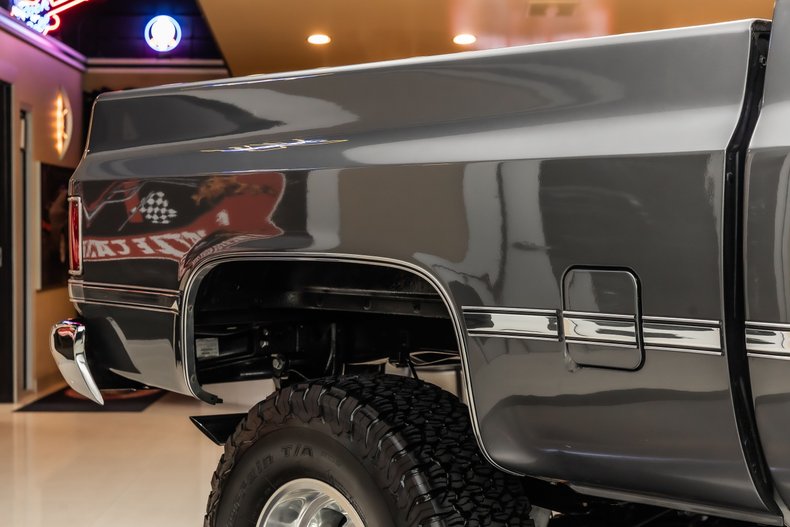 Chevrolet-Silverado-1987-Gray-Metallic-Red-3