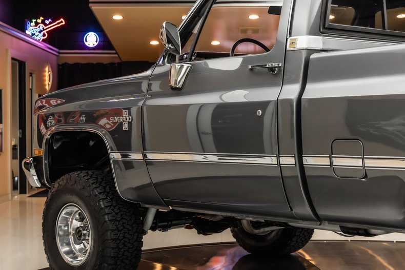 Chevrolet-Silverado-1987-Gray-Metallic-Red-30