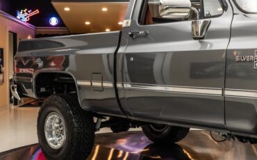 Chevrolet-Silverado-1987-Gray-Metallic-Red-43