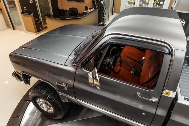 Chevrolet-Silverado-1987-Gray-Metallic-Red-48