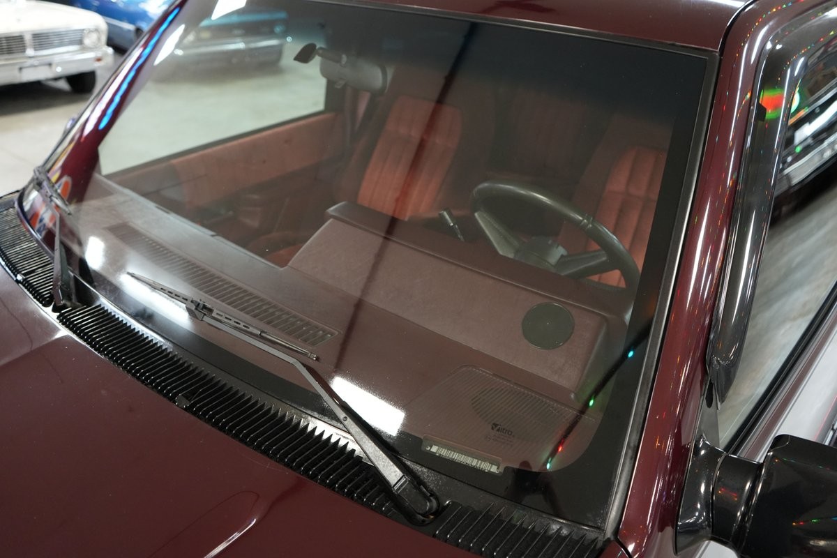 Chevrolet-Suburban-1994-SUV-32