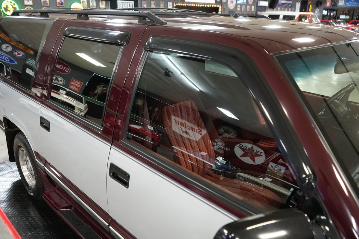 Chevrolet-Suburban-1994-SUV-34