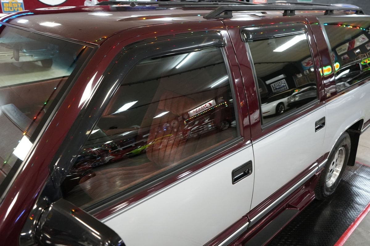 Chevrolet-Suburban-1994-SUV-36