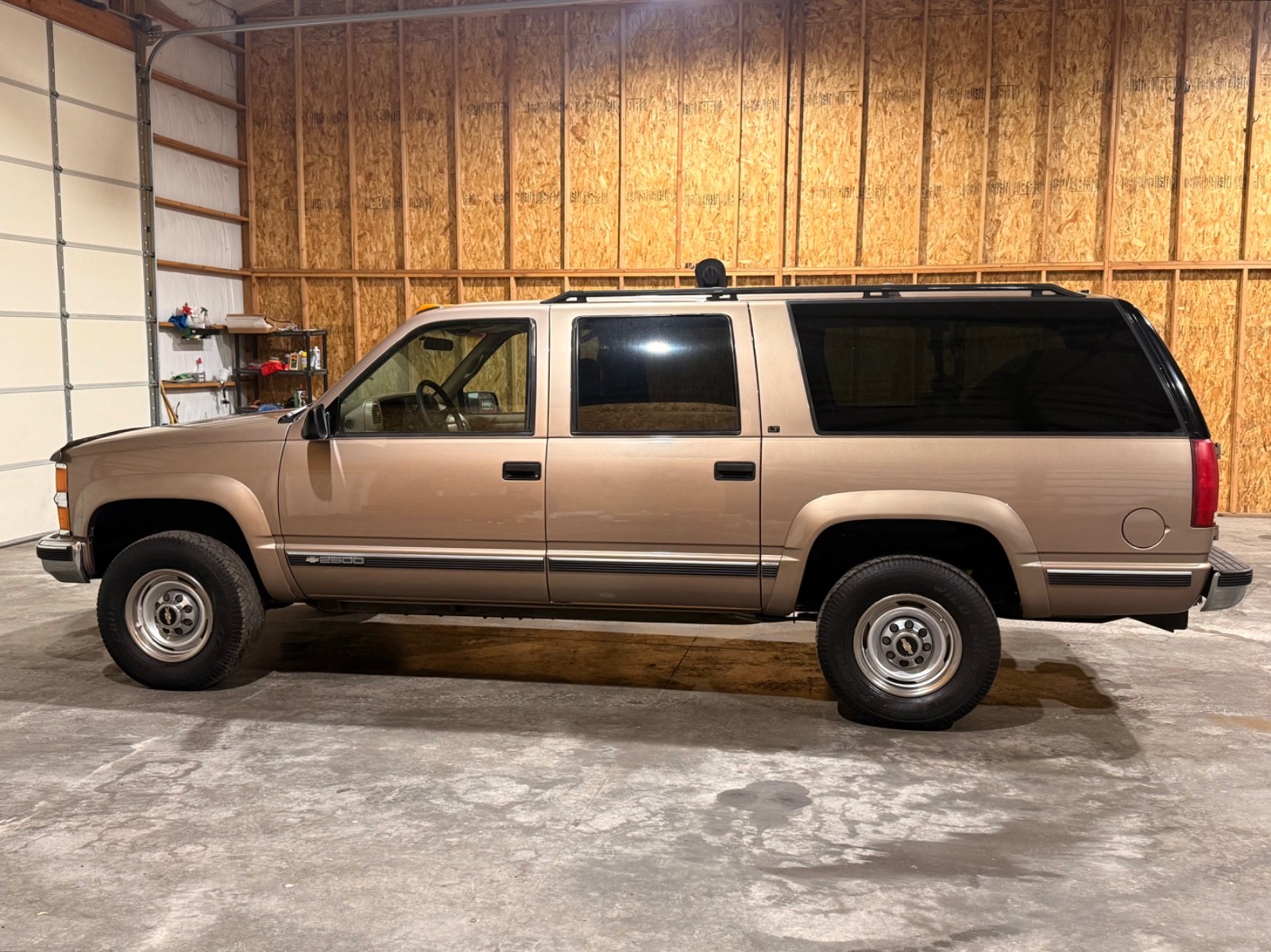 Chevrolet-Suburban-1995-SUV-1