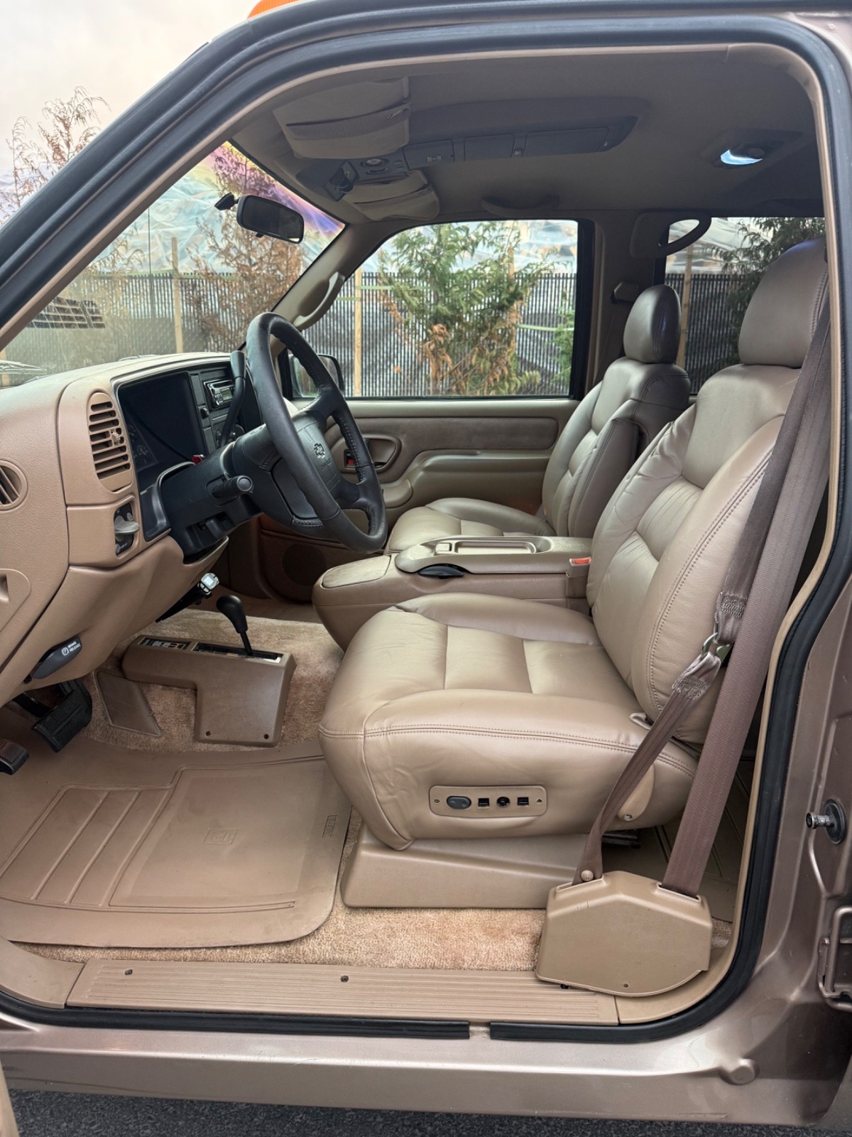 Chevrolet-Suburban-1995-SUV-14