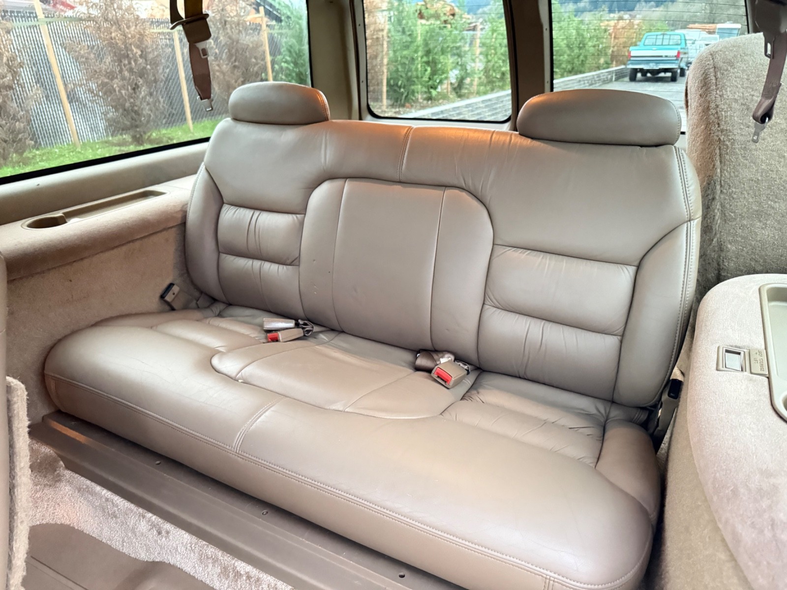 Chevrolet-Suburban-1995-SUV-17