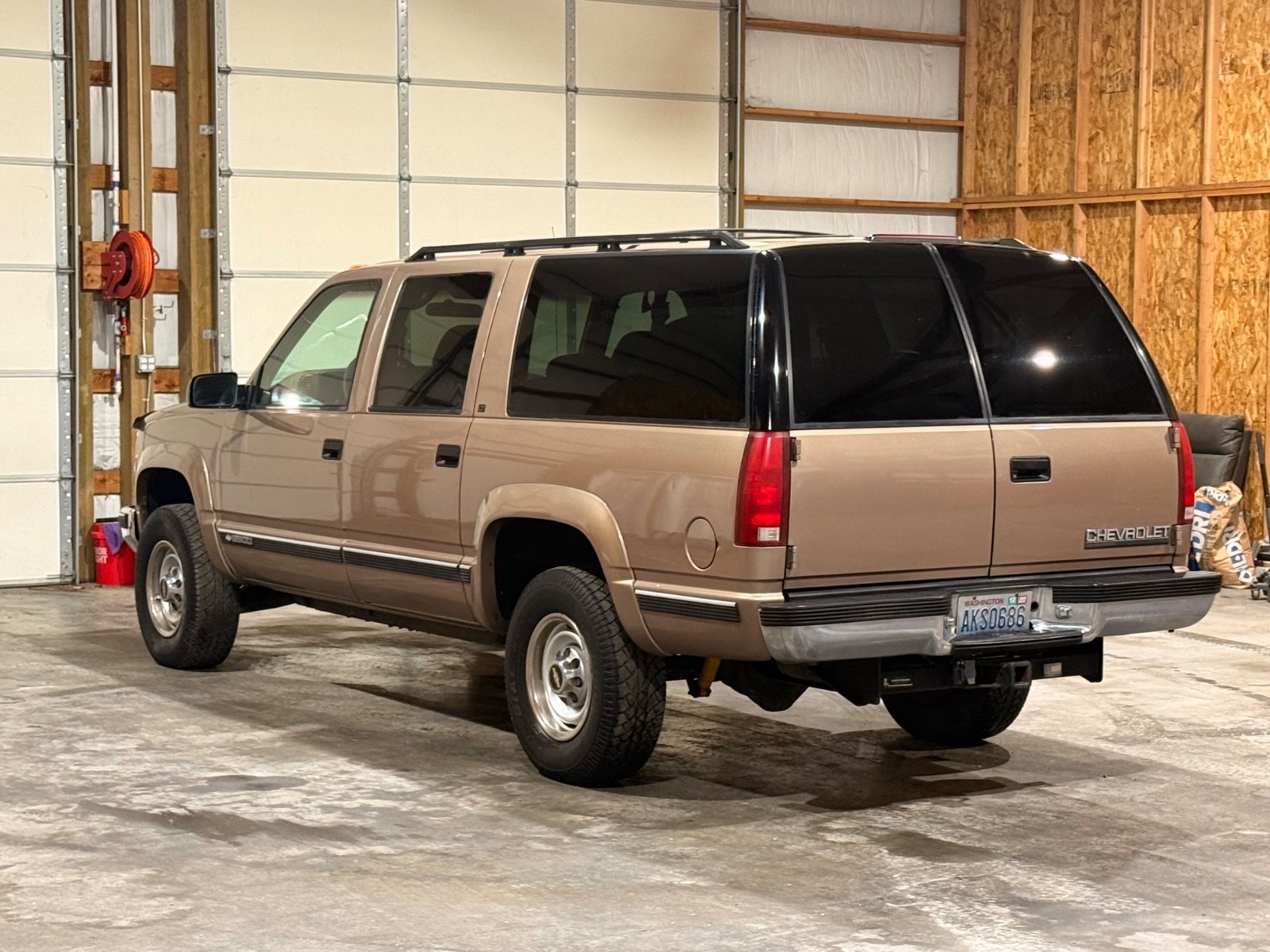 Chevrolet-Suburban-1995-SUV-2