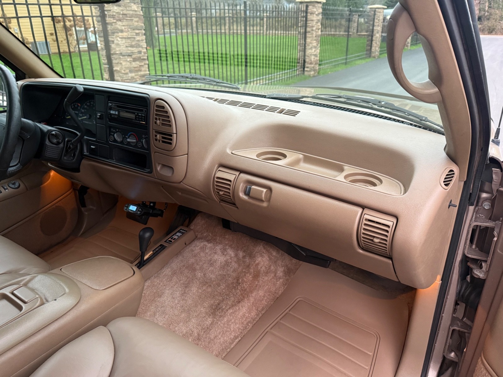 Chevrolet-Suburban-1995-SUV-21