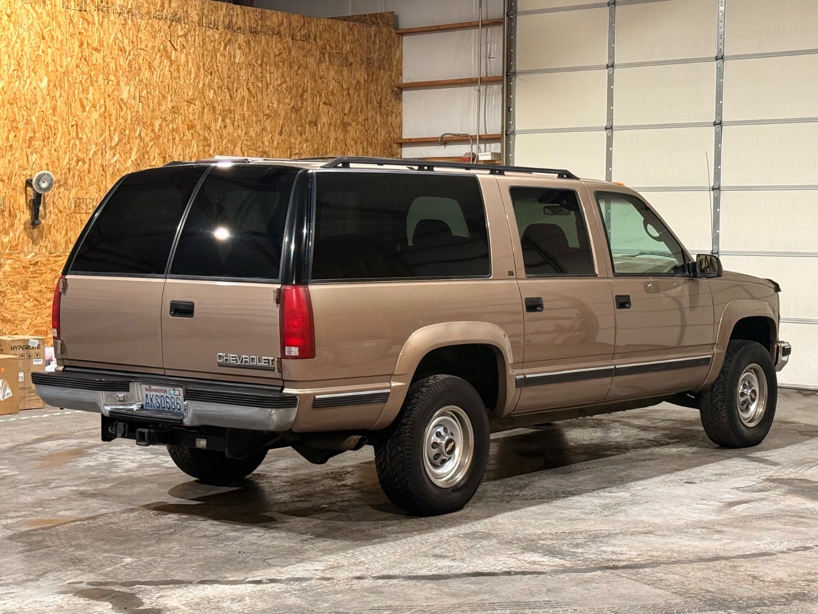 Chevrolet-Suburban-1995-SUV-3