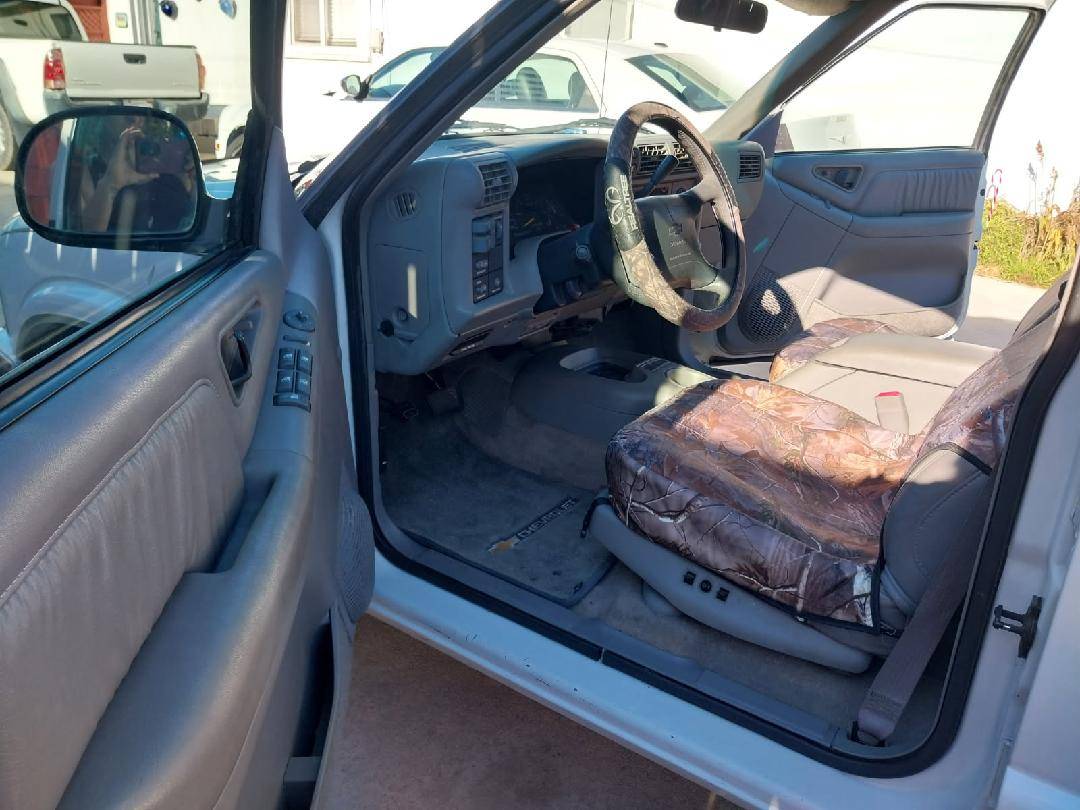 Chevrolet-blazer-1995-white-10