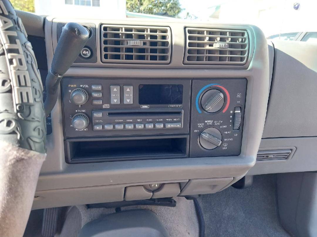 Chevrolet-blazer-1995-white-7